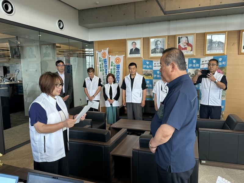 高市内閣総理大臣のお言葉を述べる義山保護司